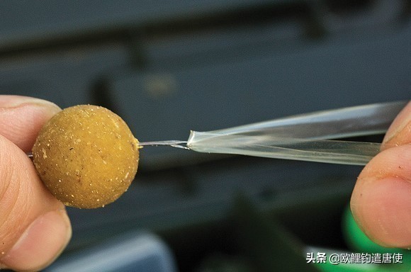 外国人钓鱼打窝技巧,老外用超大饵钓鱼