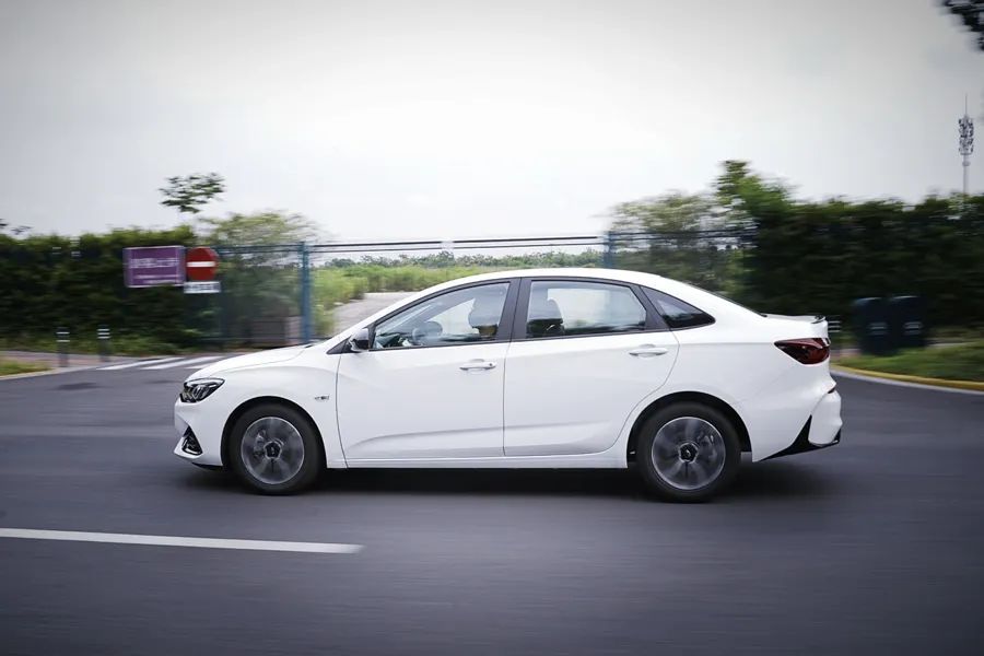 雪佛兰科鲁泽轻混实测,雪佛兰科鲁泽轻混版试驾