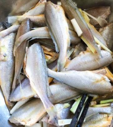 油炸鱼怎样把鱼刺炸酥,脆皮鱼怎样才能把鱼刺炸酥