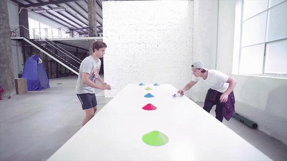 一个会自己飞回来的陀螺，不单是小孩子，连大人都玩得不亦乐乎