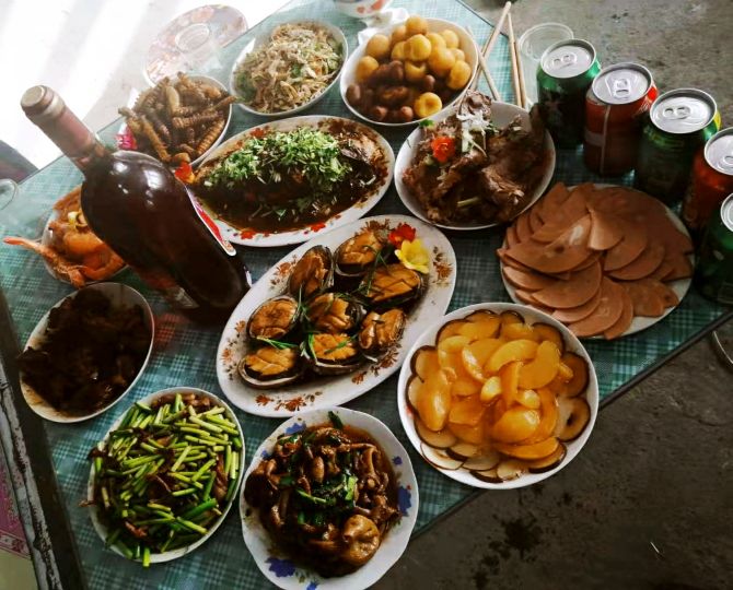 年三十来啦网友们纷纷晒出年夜饭,东北过年团年饭真丰盛有鱼有肉