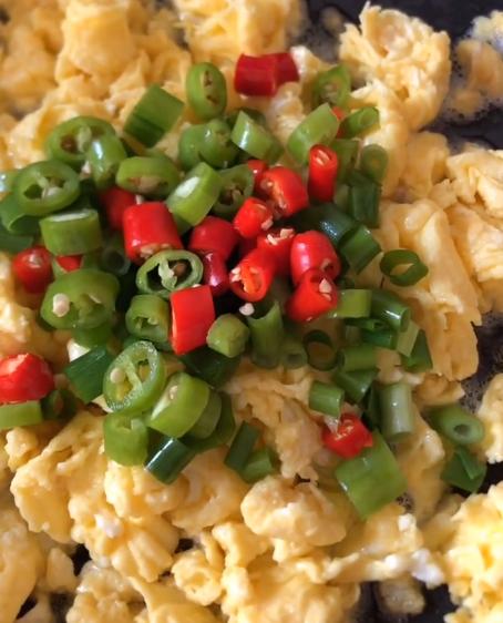 3个鸡蛋2勺豆瓣酱，教你做农村蛋炒酱！全家人都爱吃