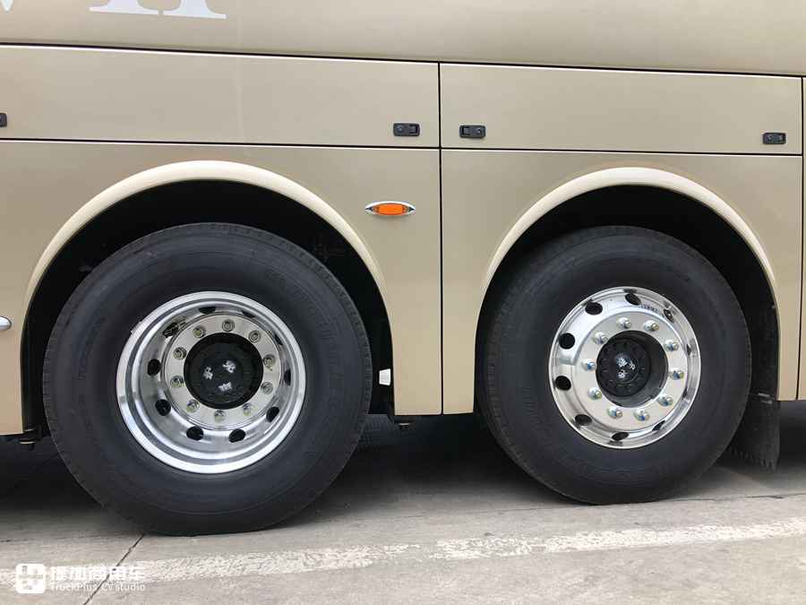 黄金时代已过，长途大巴还高端吗？实拍中通3轴大巴带您好好看看