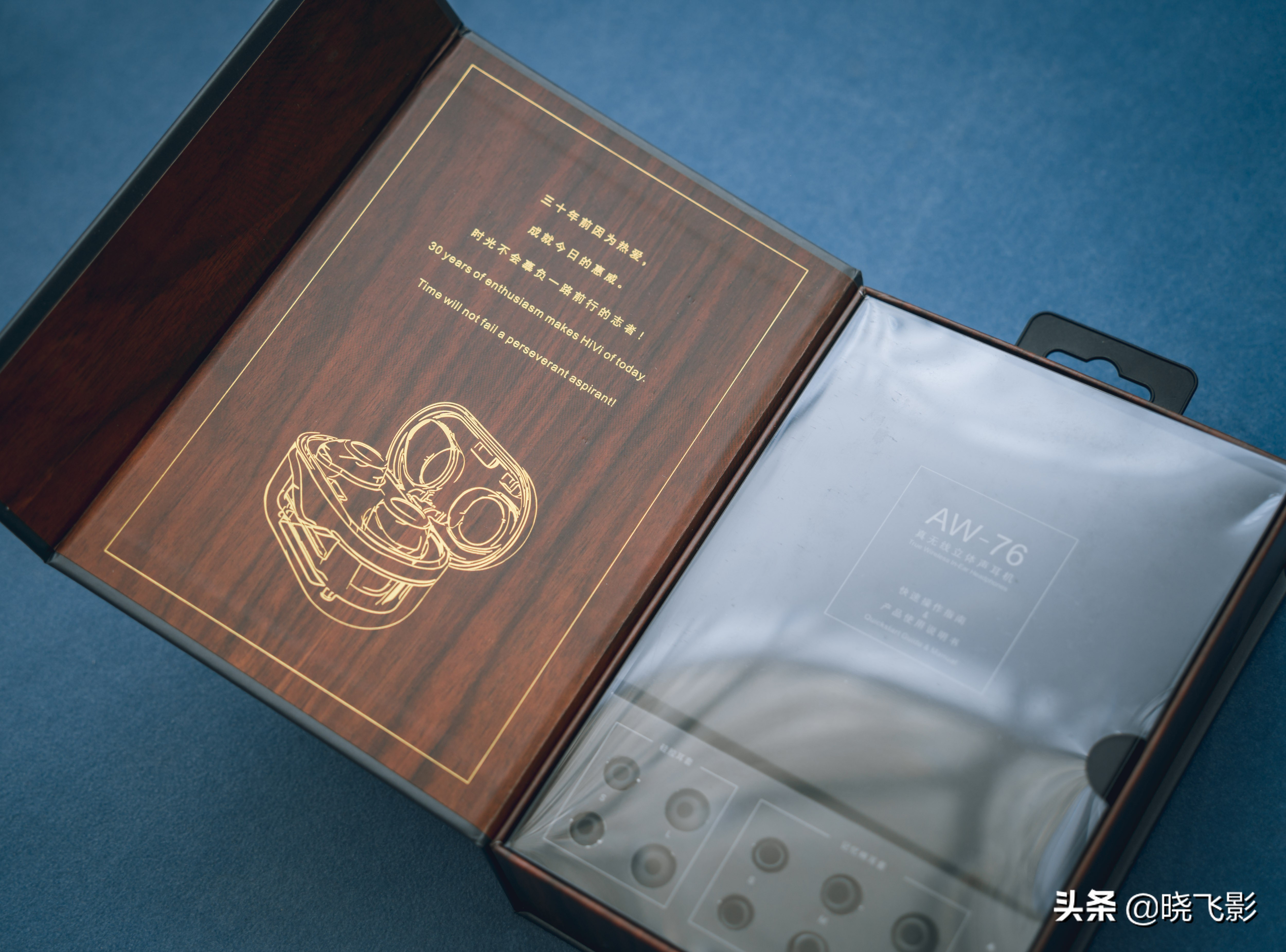 一个耳机盒有两种耳机,一个耳机盒