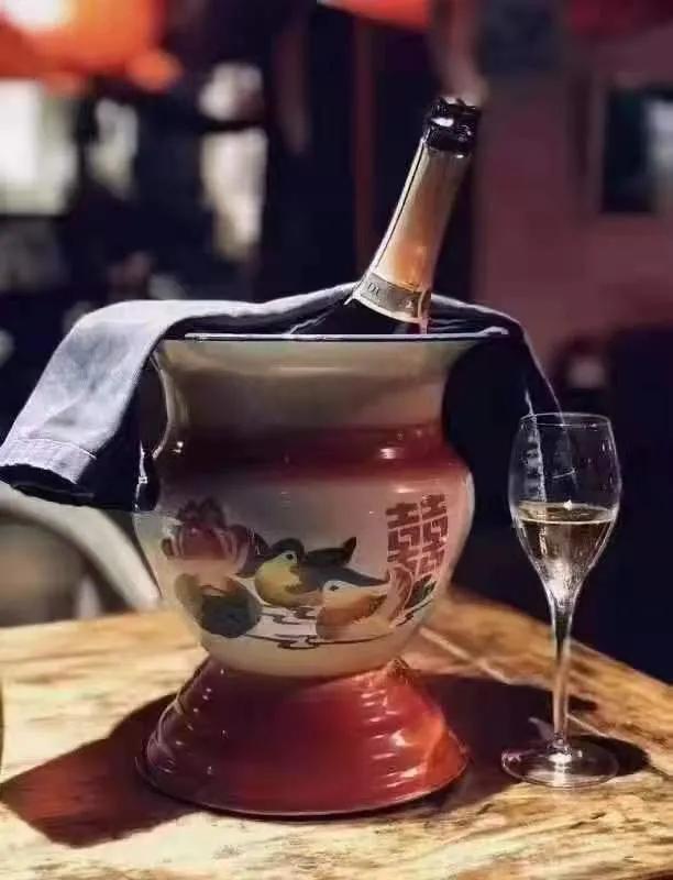 印度小伙街头买水果,印度街头小伙卖饮料