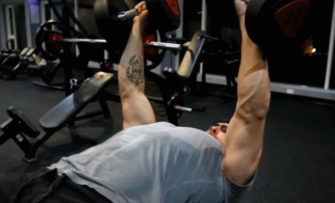 在家练胸没感觉怎么办,哑铃练胸最简单有效的方法