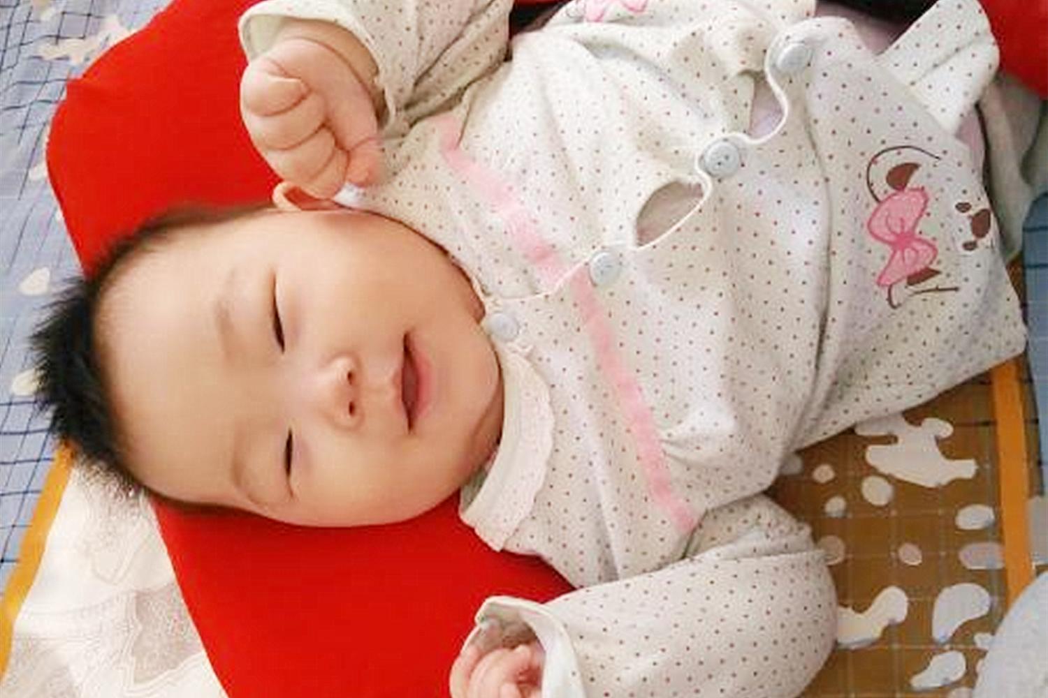 宝宝“淹脖子”太受罪,新手妈妈无从下手,最有用的护理方法在这