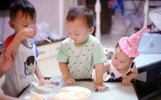 1岁半孩子打人咬人的正确引导,一岁半喜欢打人咬人抓人什么原因