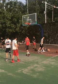 贾玲在沙发上翘二郎腿搞笑图片,贾玲跷二郎腿动图下载