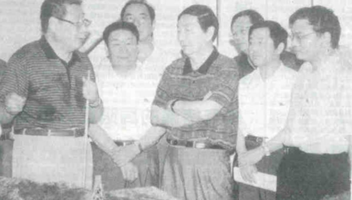 九江长江大堤决口，*镕基朱**与当地领导握手板着脸，讲话时偷偷擦泪