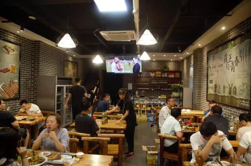 “有人天天请吃饭真是太好了.”“你就没有一点自知之明吗”