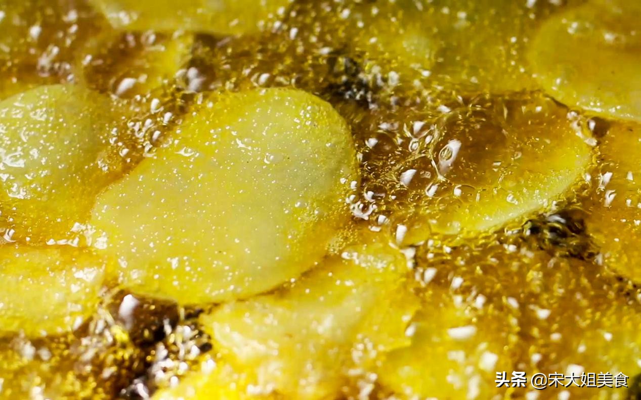 在家炸薯片做法简单又好吃,炸薯片5块钱一大盘