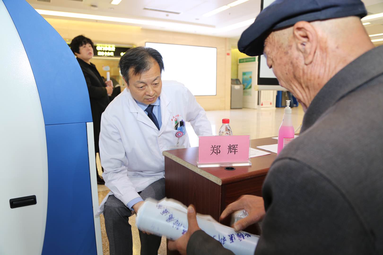 崴脚后六种情况应尽快就医,崴脚没人照顾