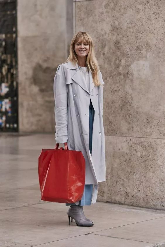 今年流行什么款式的女士大包 (今年流行的超级大包)