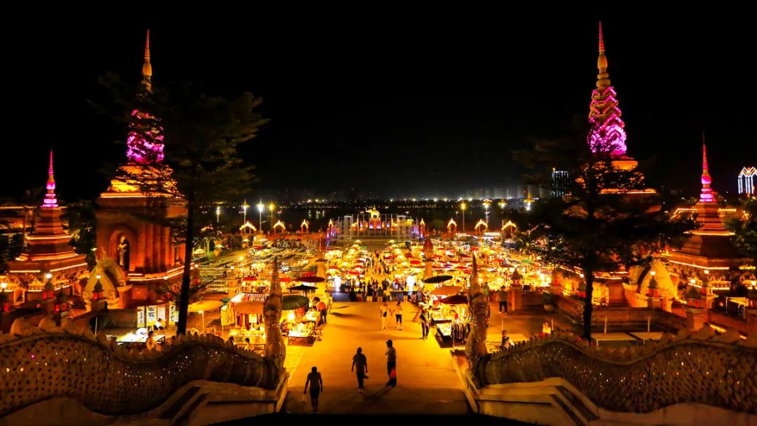 西双版纳告庄西双景星光夜市，为什么那么多人喜欢她？