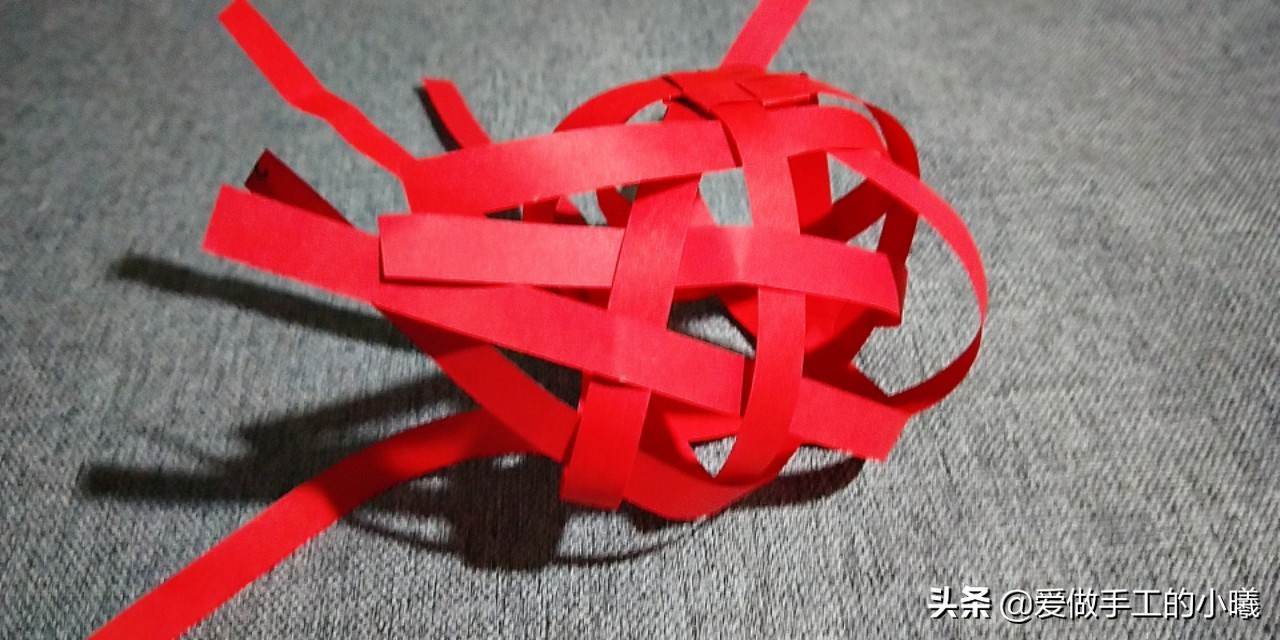 用折星星的纸条做灯笼,用纸条折红红的小灯笼