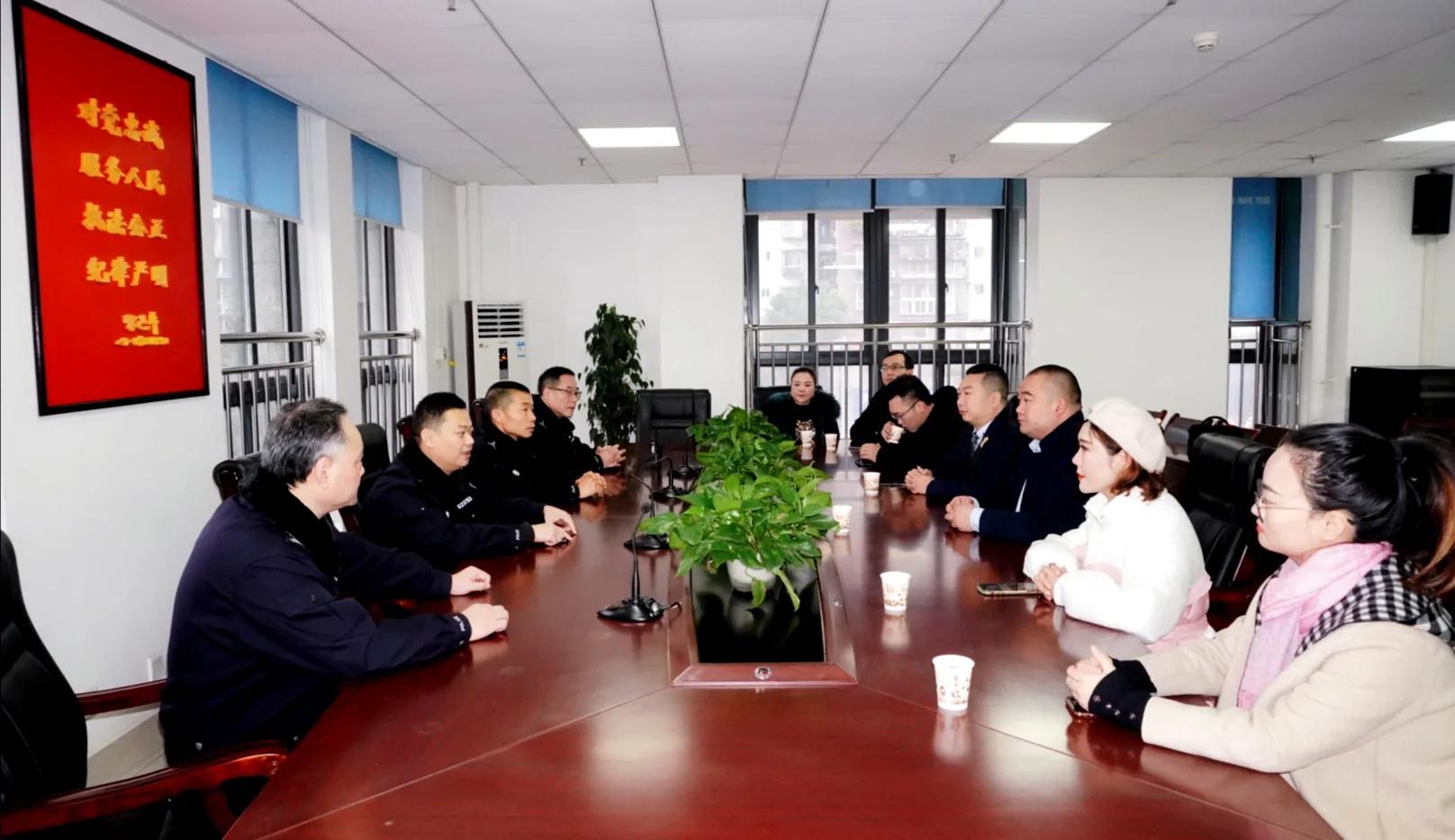 爱心企业送清凉慰问交警暖人心,爱心企业送温暖慰问一线交警