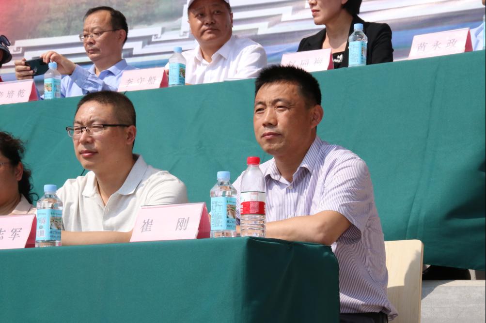 团结拼搏砥砺前行永争第一,团结奋进勇争第一