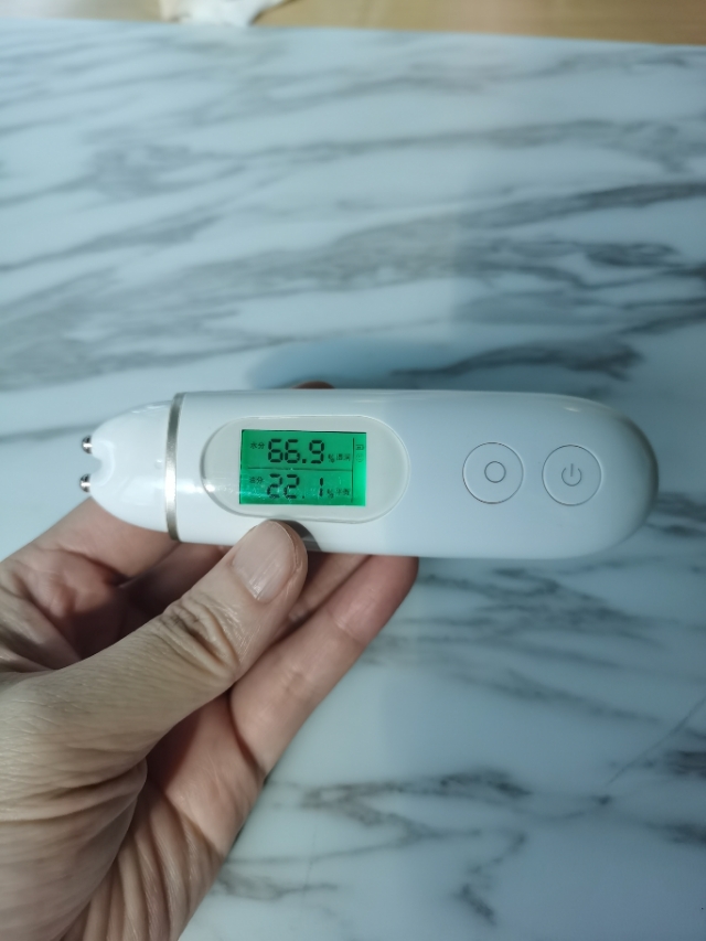 沁水粉底液推荐什么妆前乳 (沁水粉底和白金粉底哪个好用)