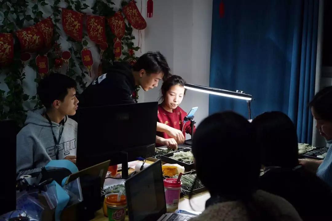 如何开店卖玉石,销售卖玉一个月能挣多少钱