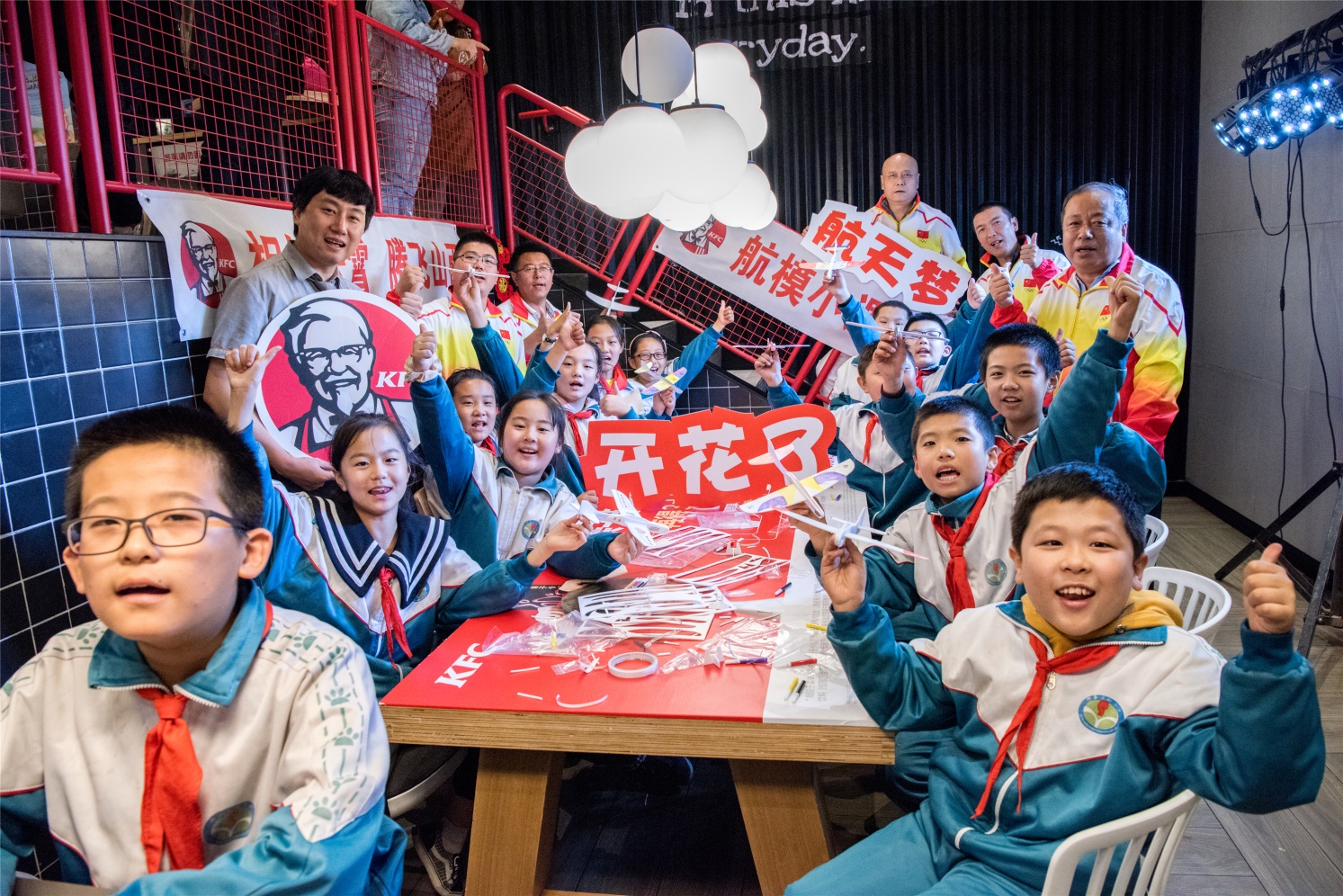 “上校爷爷”搭载航模，苍穹之上礼赞国庆