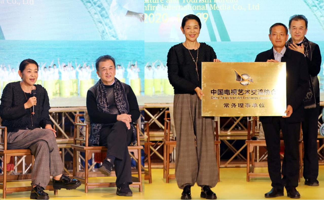 60岁倪萍现身活动穿套装姿态端庄,60岁倪萍穿休闲大衣优雅时尚