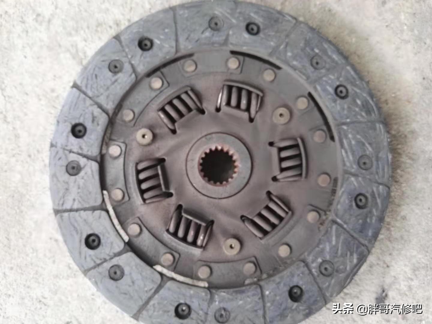 五菱之光挂档不走,胖哥以为换挡拉线脱落,原来是摩擦片报废了