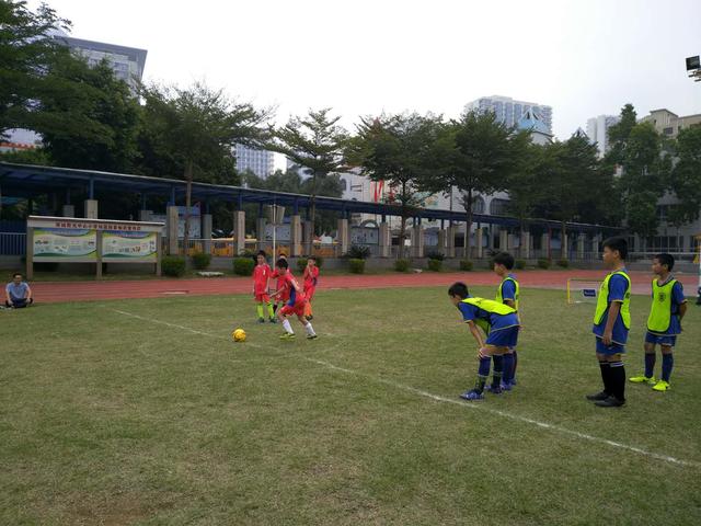 家里有个爱踢球的葫芦娃,喜欢踢球的小朋友