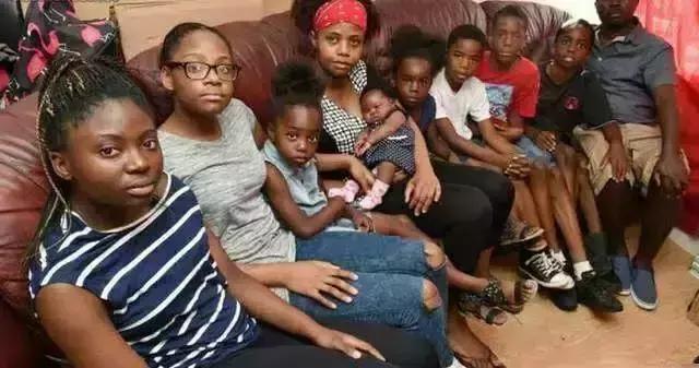 我在非洲开挖机：出门要带AK47，月薪10000+！