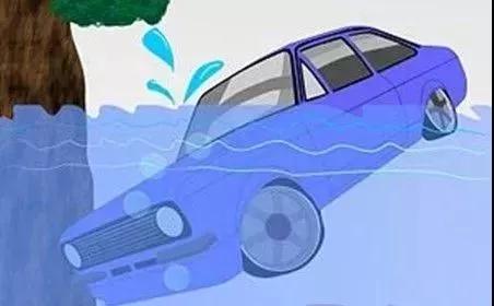 往前开，往鱼塘开！8年驾龄老司机的“翻车”过程