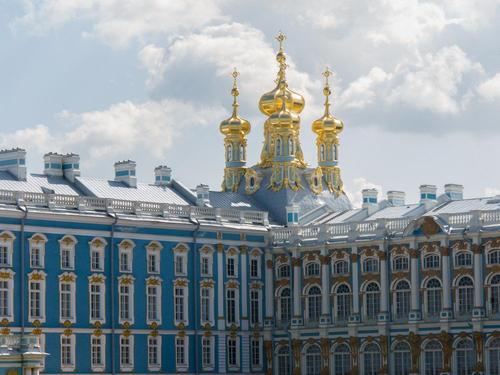 火车冒着黑烟呼啸而过,火车冒着浓烟从丛林出来