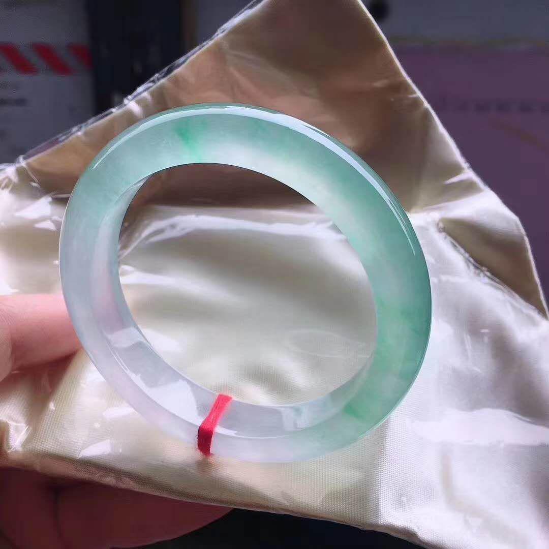 一万多偏青绿翡翠手镯,一万多买的翡翠手镯有条石纹