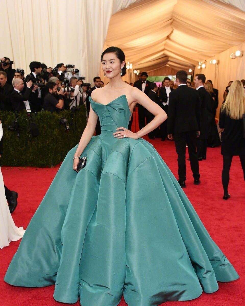 刘雯芭比娃娃的视频,刘雯芭比时尚秀