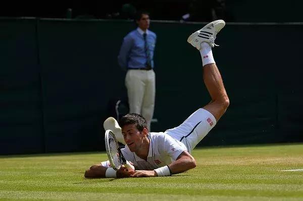 网球球员摔倒,网球拍摔地上反弹接住