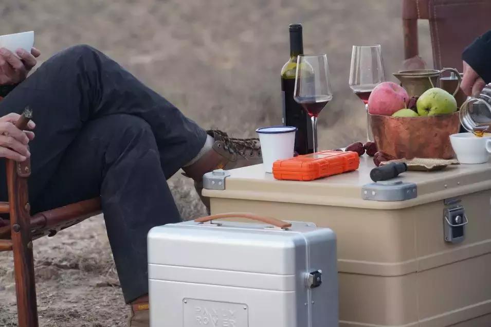 把泳池搬进沙漠,圈黄河做庭院,一个男人的西部世界,可以有多野