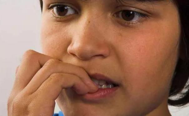 孩子一焦虑就咬指甲,小孩总咬指甲会不会截肢