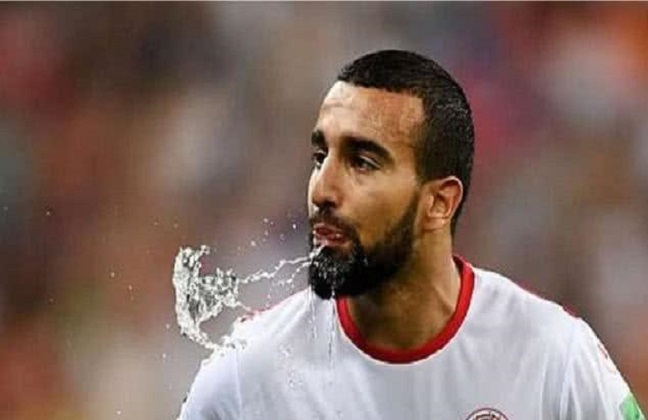 足球运动员为什么要吐饮料,足球运动员喝的水要全部吐出来吗