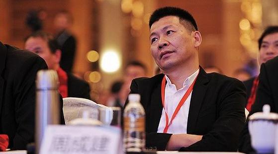 巅峰时坐拥5000家店，如今年亏8亿，昔日休闲服第一品牌黯然跌落