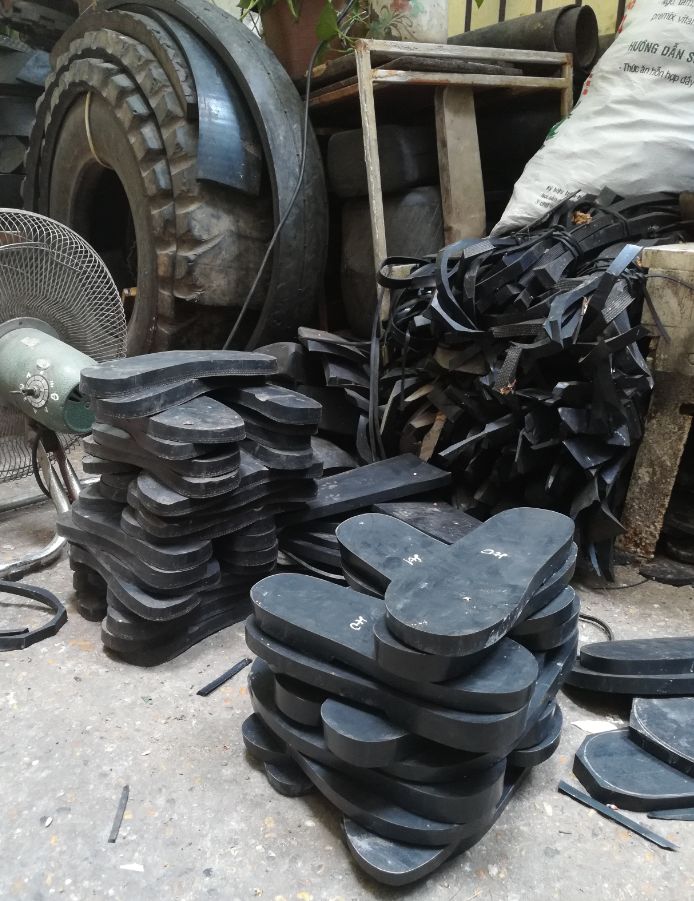 越南80岁国宝工匠旧轮胎制鞋，同胞嫌弃，却被中国人4个月卖光