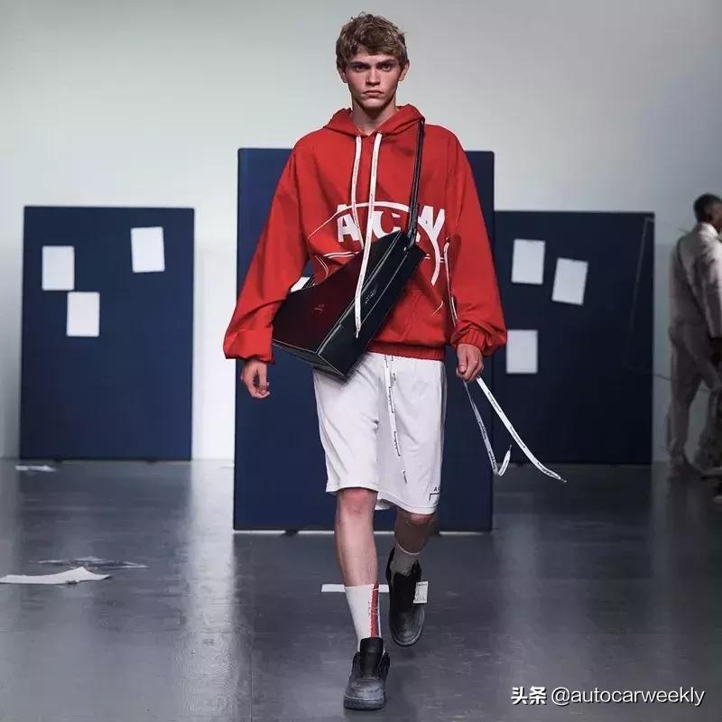 是时候穿卫衣骚起来了——瞧瞧张小龙