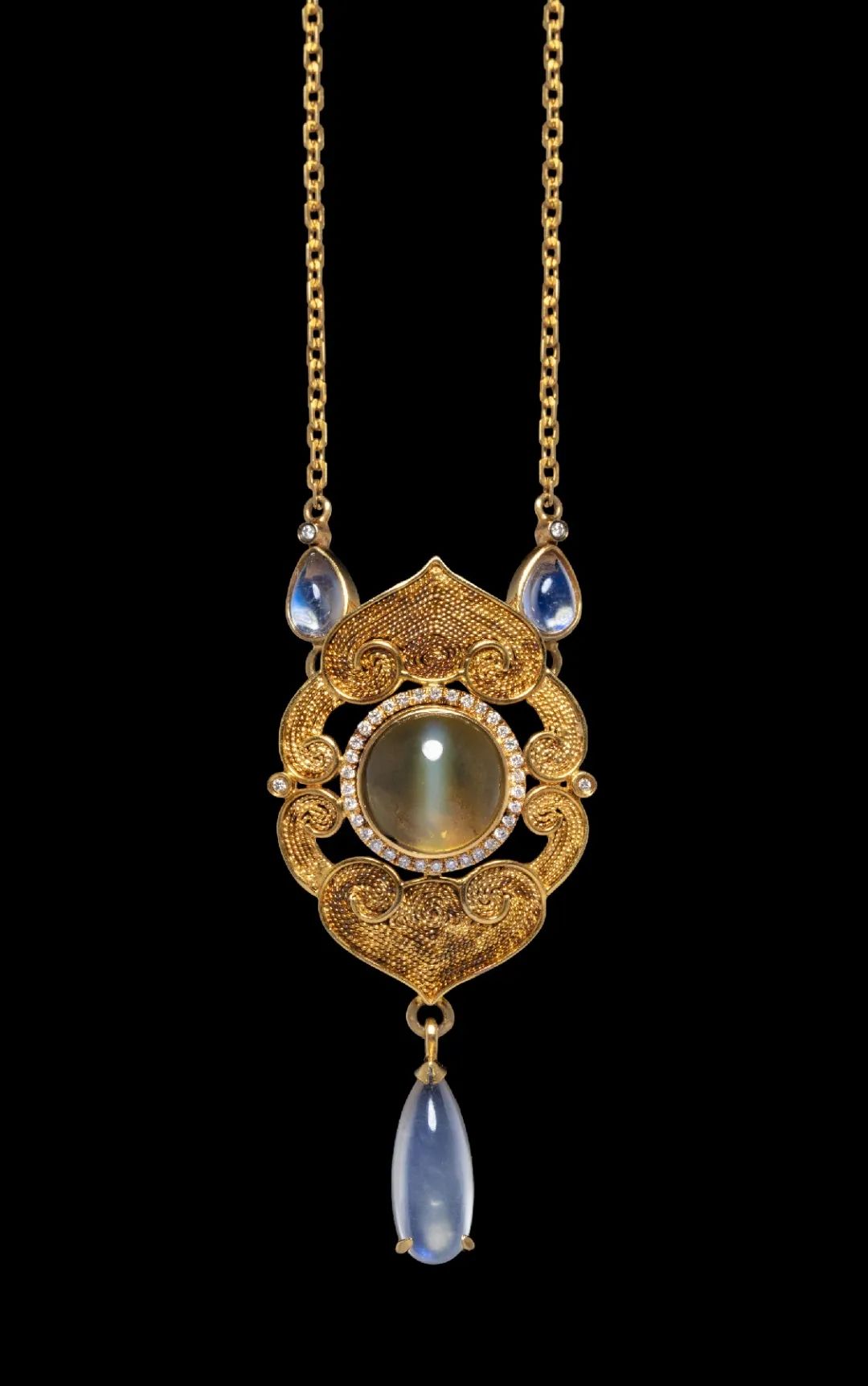 她设计的珠宝如画似景承包了你对美的所有渴求与遐想