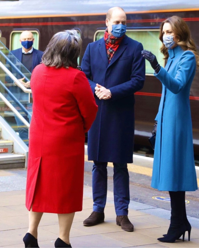 凯特威廉抵达爱丁堡，穿蓝色大衣，夫妻巧妙秀恩爱，获赠圣诞歌曲