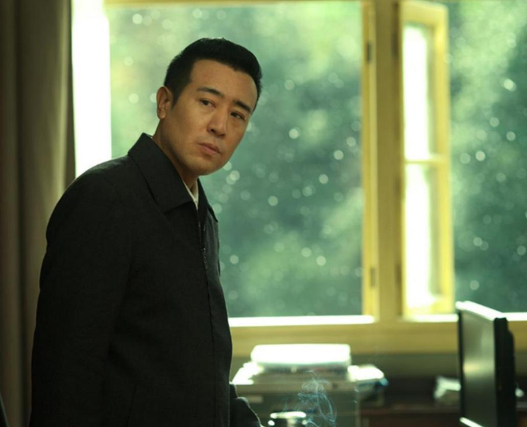 从小吃姐姐奶长大，46岁拿影帝火成老戏骨，被李雪健评价骨子里坏