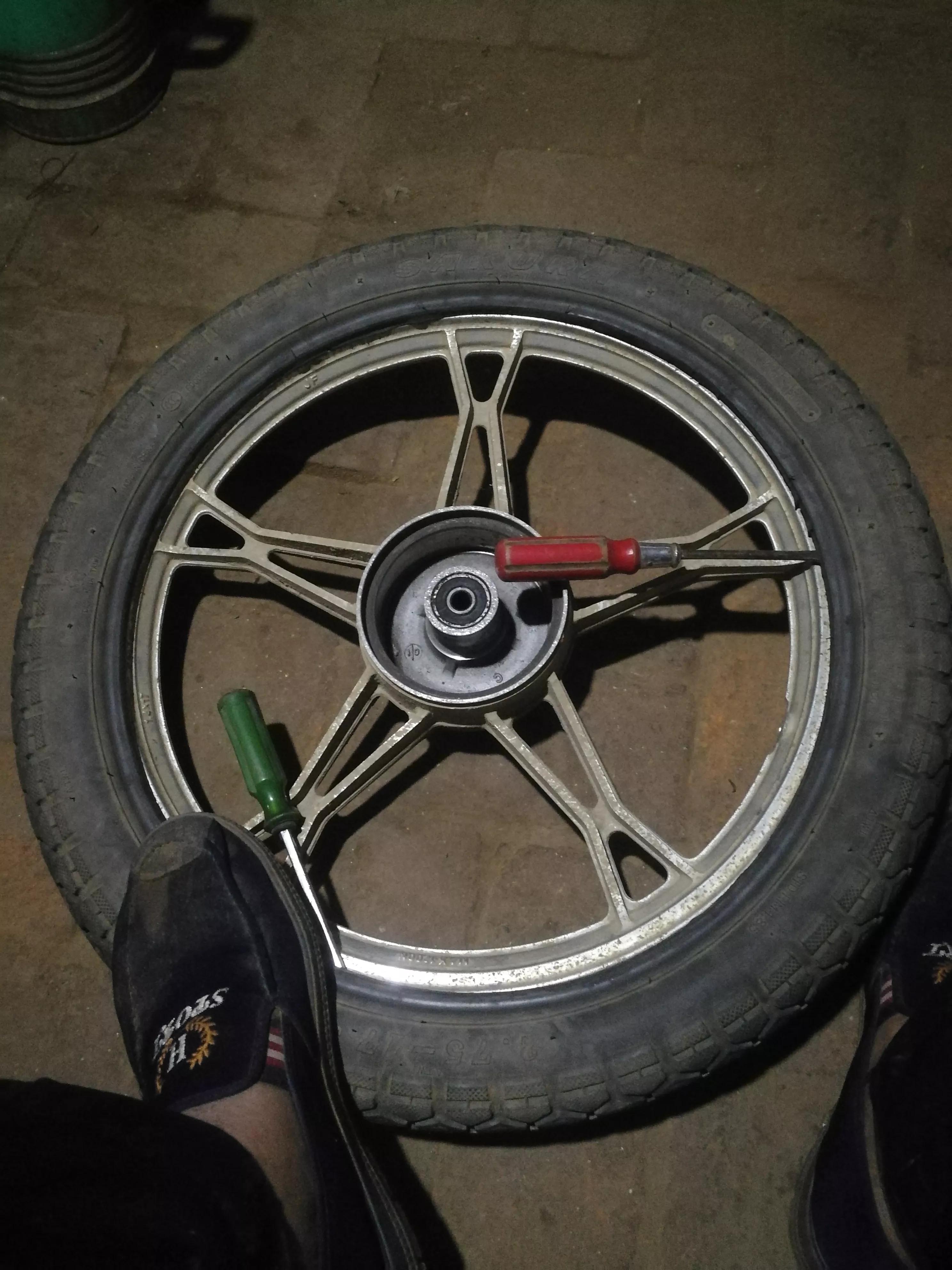 换轮胎内胎的正确方法和注意事项,换摩托车内胎怎么避免撬坏内胎