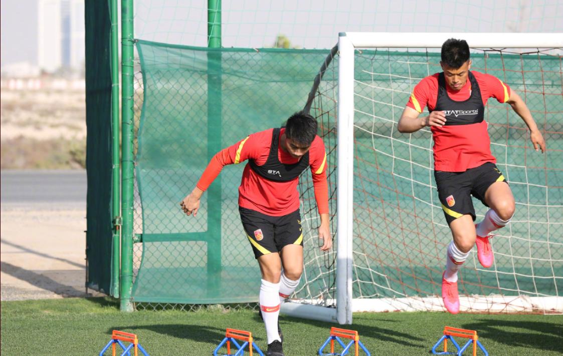 蒿俊闵2019年队服,国足艾克森和蒿俊闵