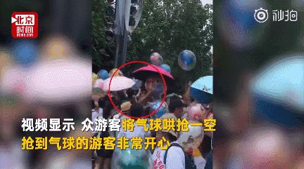 优衣库回应联名款被哄抢,被抢购优衣库衣服图片