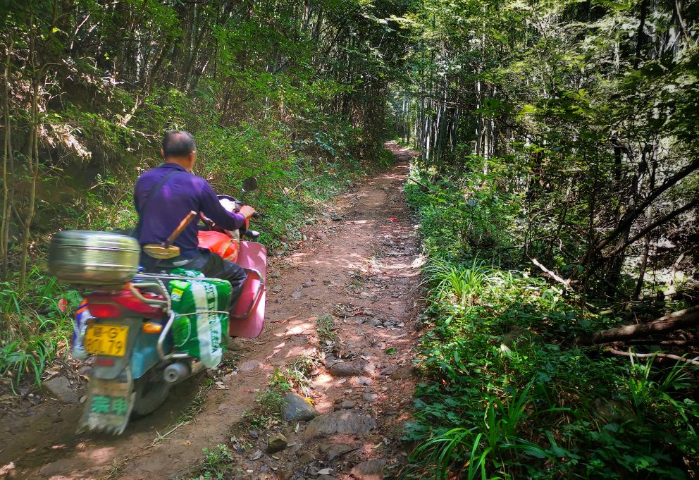 武宁牛鼻孔溯溪被困,武宁牛鼻孔溯溪潜水