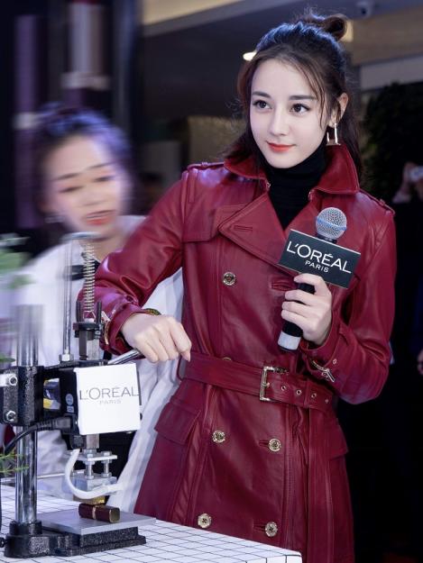 米白色外套内搭什么颜色打底衫,瓦蓝外套内搭什么色打底衫好看