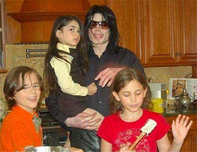 迈克尔杰克逊三子女现状如何？儿子遗传父亲，三子女都没黑人