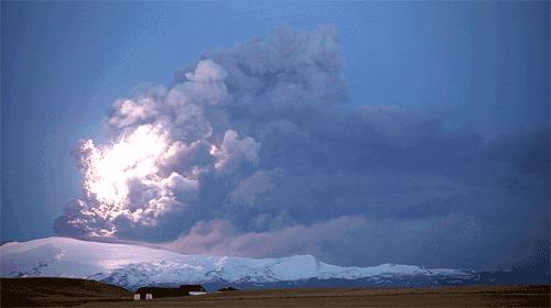 天上一道闪电劈在树上,为什么天上会劈下闪电